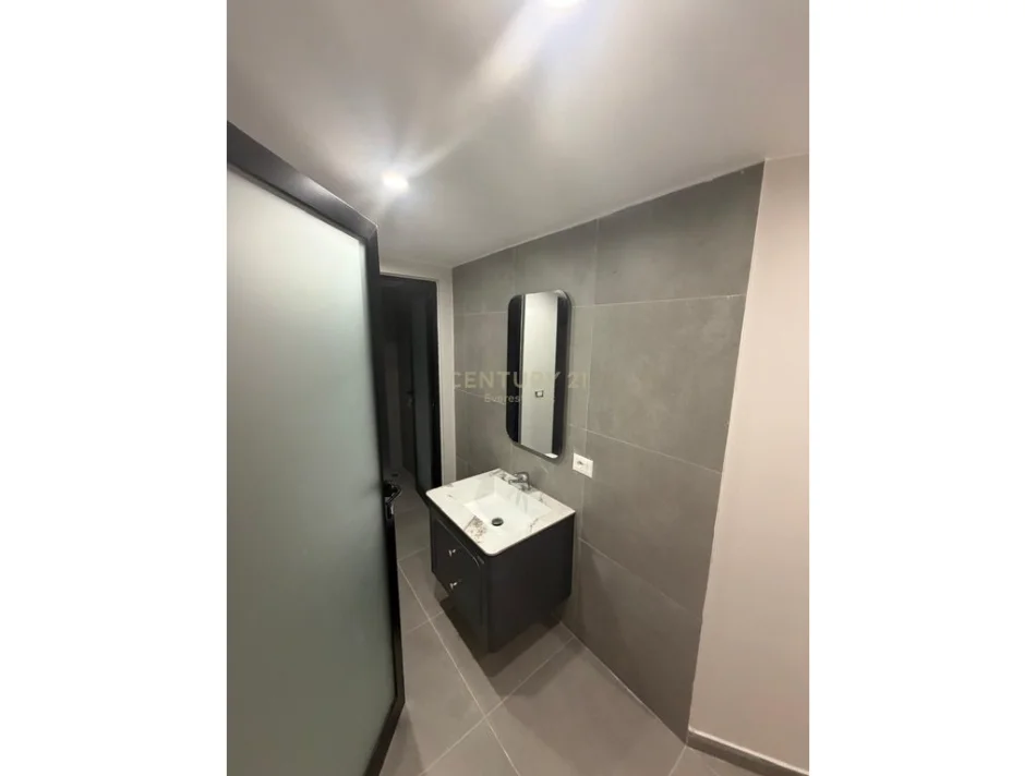 Tirane, jepet me qera zyre Kati 4, 104 m² 2.900 € (Rruga e Elbasanit)
