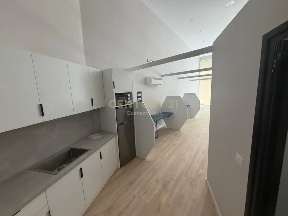 Tirane, jepet me qera zyre Kati 4, 104 m² 2.900 € (Rruga e Elbasanit)