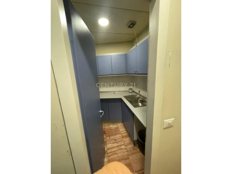 Tirane, jepet me qera ambjent biznesi Kati 2, 9.000 m² 9.000 € (Rruga e Durresit)