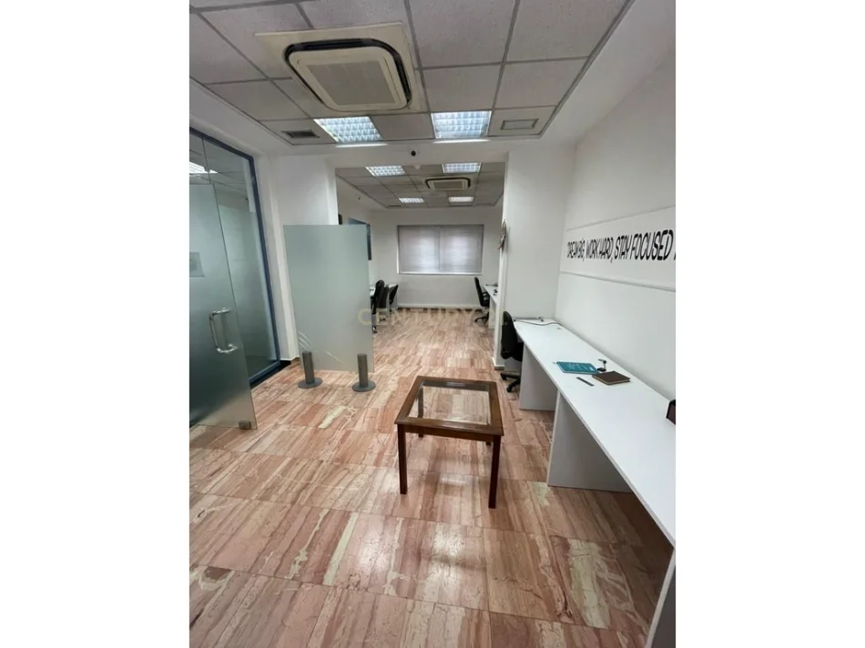Tirane, jepet me qera ambjent biznesi Kati 2, 9.000 m² 9.000 € (Rruga e Durresit)