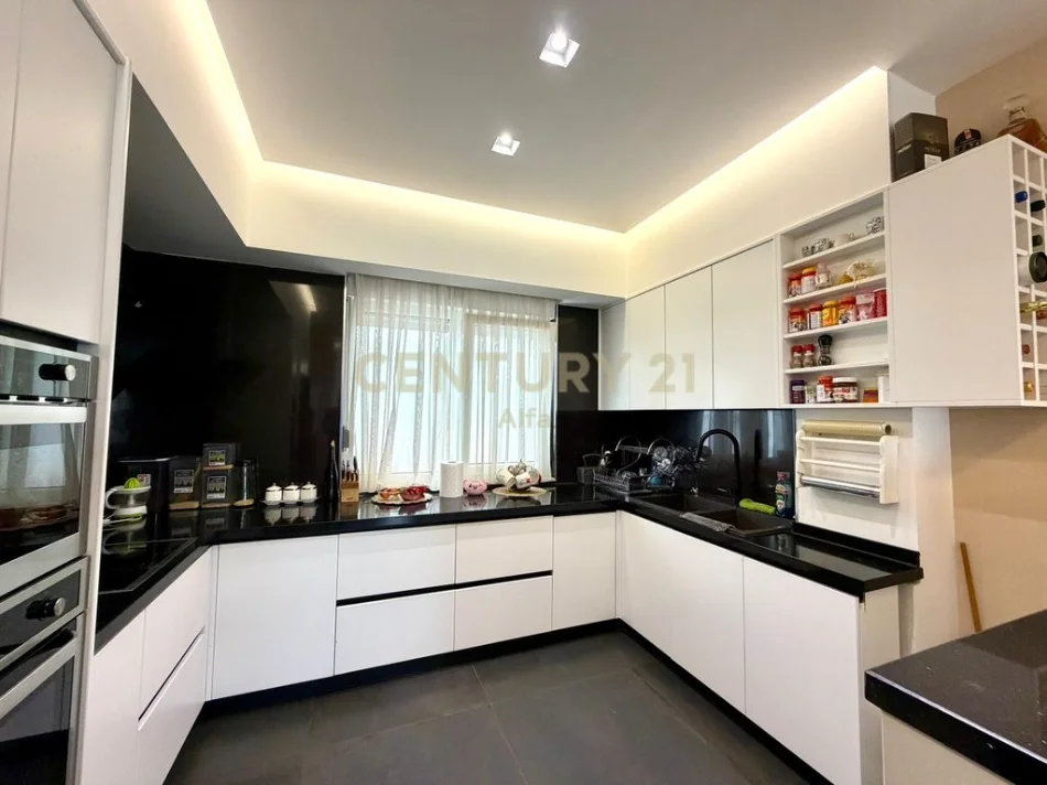 Tirane, shitet apartament 2+1 Kati 5, 167 m² 495.000 € (liqeni i thate)