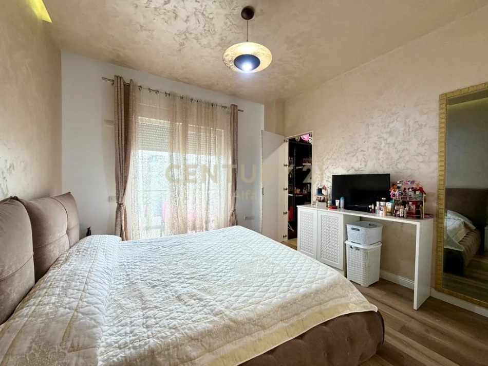 Tirane, shitet apartament 2+1 Kati 5, 167 m² 495.000 € (liqeni i thate)