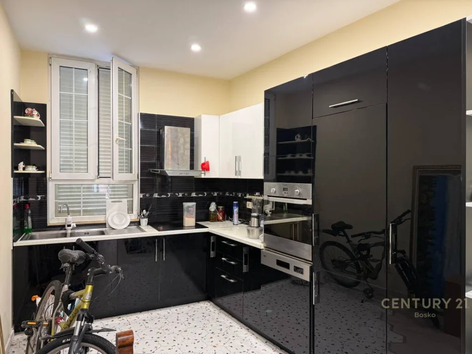 Tirane, jepet me qera apartament 1+1 Kati 2, 79 m² 600 € (kodra e diellit)