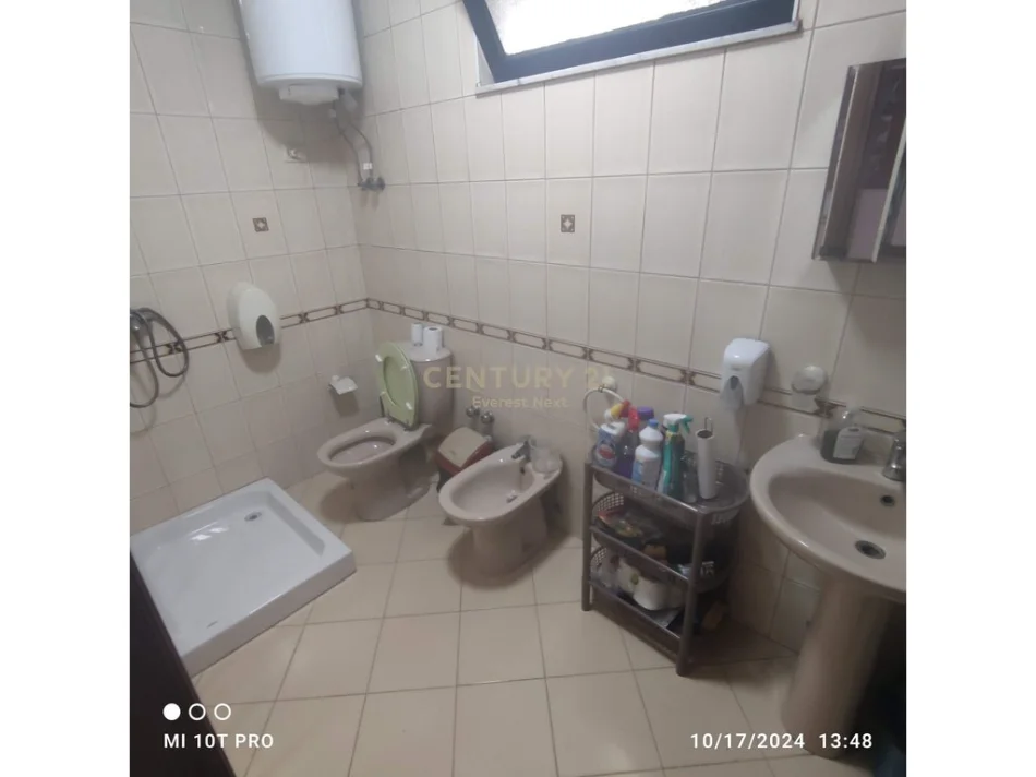Tirane, jepet me qera zyre Kati 2, 230 m² 1.500 € (Brryli)
