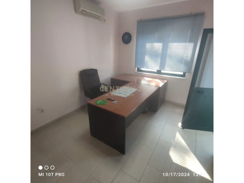 Tirane, jepet me qera ambjent biznesi Kati 2, 230 m² 1.500 € (Brryli)