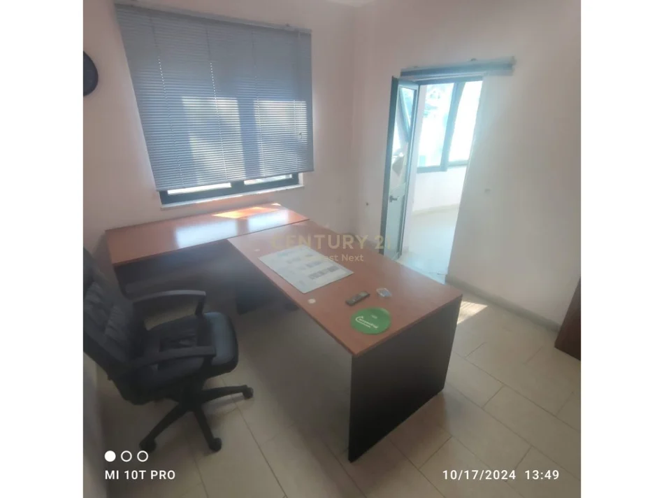 Tirane, jepet me qera zyre Kati 2, 230 m² 1.500 € (Brryli)