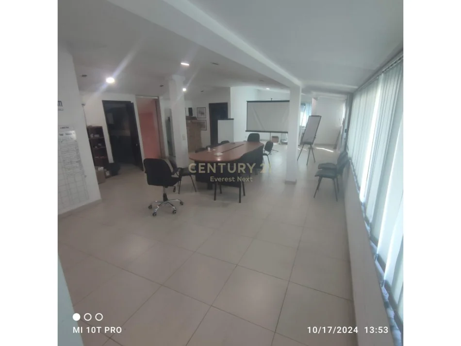 Tirane, jepet me qera ambjent biznesi Kati 2, 230 m² 1.500 € (Brryli)