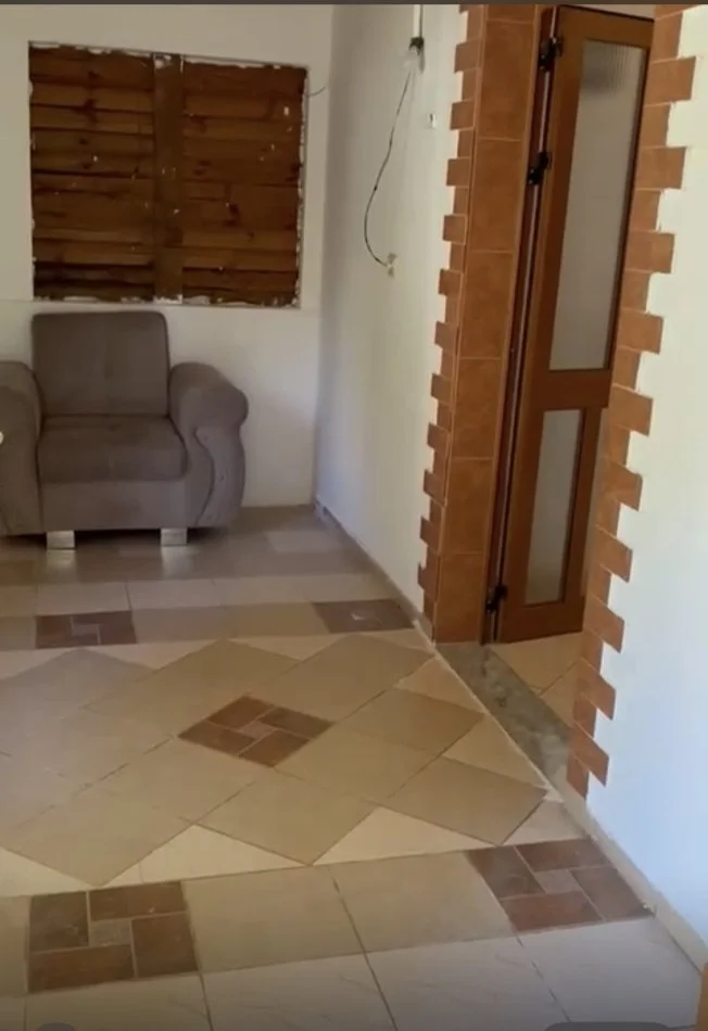 Tirane, jepet me qera shtepi 1+1+Ballkon Kati 1, 400m² 350 € (Rruga teleferikut,Fresk)