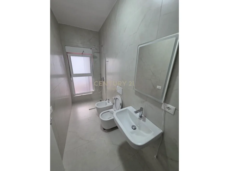 Tirane, jepet me qera apartament 2+1 Kati 8, 75 m² 550 € 
