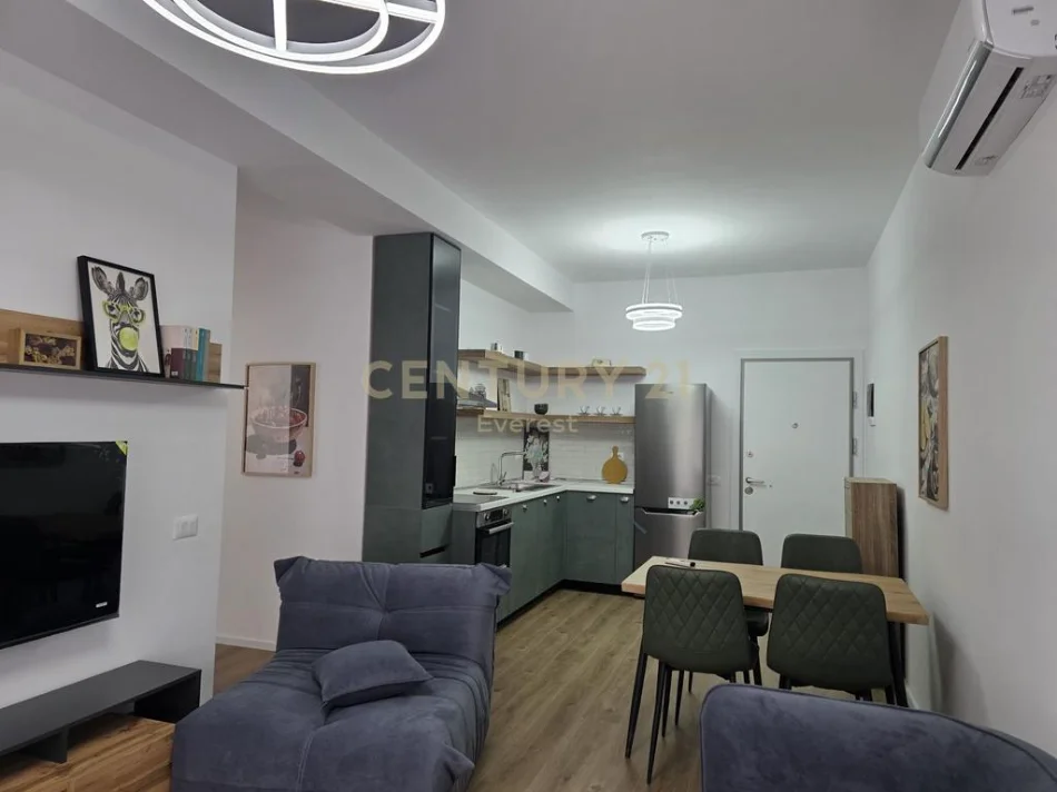 Tirane, jepet me qera apartament 2+1 Kati 8, 75 m² 550 € 