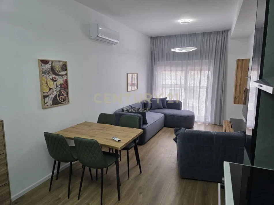 Tirane, jepet me qera apartament 2+1 Kati 8, 75 m² 550 € 