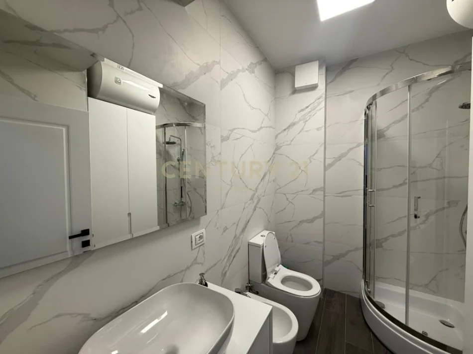 Tirane, jepet me qera apartament 2+1+Ballkon Kati 6, 70 m² 800 € 