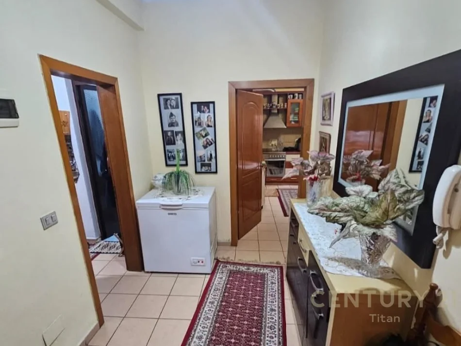 Tirane, jepet me qera apartament , 100 m² 550 € 