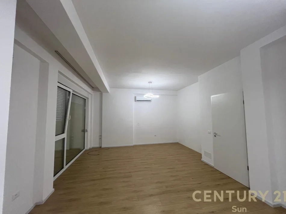 Tirane, jepet me qera apartament 3+1 , 335 m² 1.300 € (Sauk)