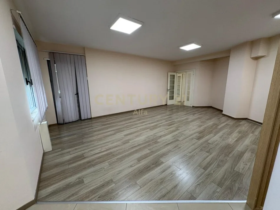 Tirane, shitet apartament 3+1+Ballkon Kati 2, 214 m² 599.000 € (kopshti botanik)