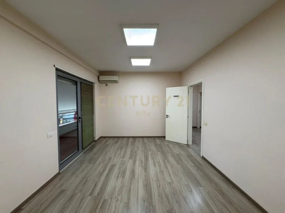 Tirane, shitet apartament 3+1+Ballkon Kati 2, 214 m² 599.000 € (kopshti botanik)