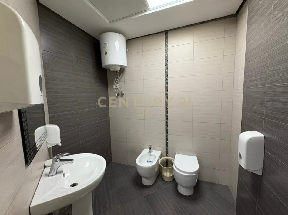 Tirane, shitet apartament 3+1+Ballkon Kati 2, 214 m² 599.000 € (kopshti botanik)
