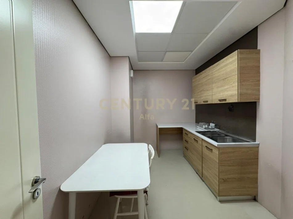 Tirane, shitet apartament 3+1+Ballkon Kati 2, 214 m² 599.000 € (kopshti botanik)