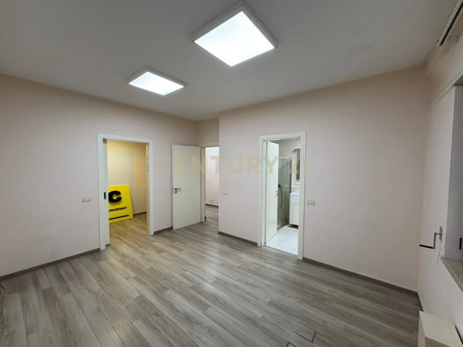 Tirane, shitet apartament 3+1+Ballkon Kati 2, 214 m² 599.000 € (kopshti botanik)
