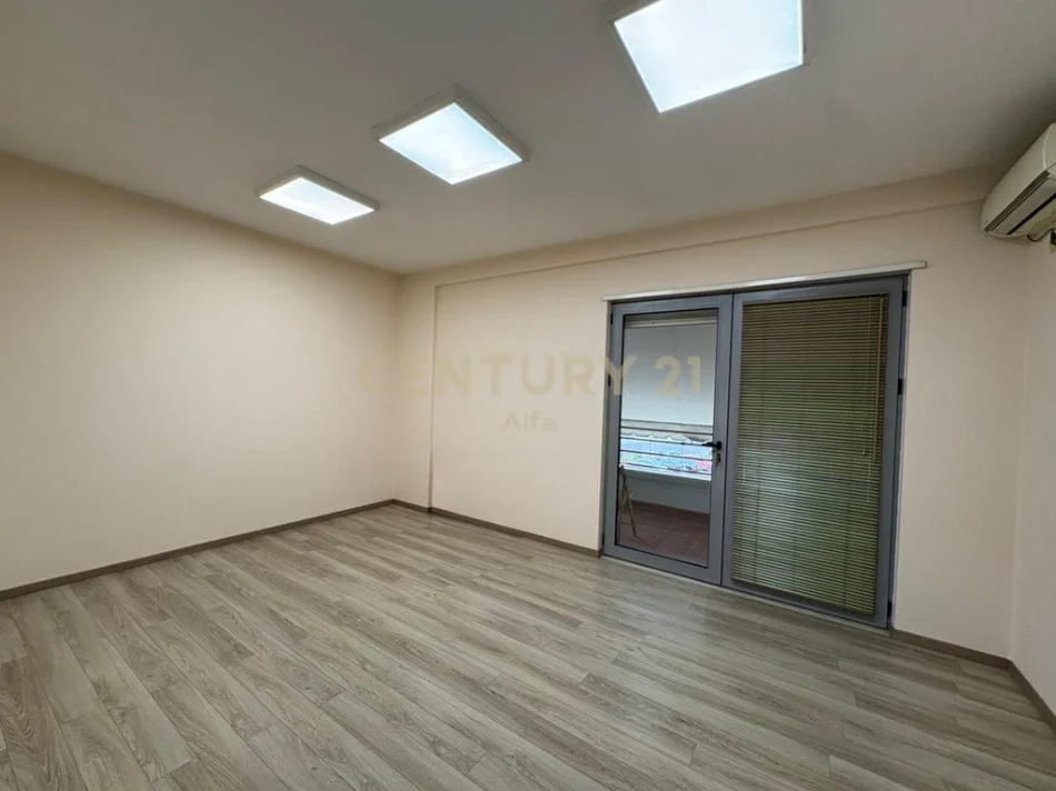 Tirane, shitet apartament 3+1+Ballkon Kati 2, 214 m² 599.000 € (kopshti botanik)