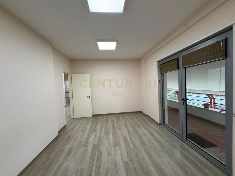 Tirane, shitet apartament 3+1+Ballkon Kati 2, 214 m² 599.000 € (kopshti botanik)