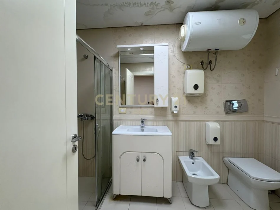 Tirane, shitet apartament 3+1+Ballkon Kati 2, 214 m² 599.000 € (kopshti botanik)