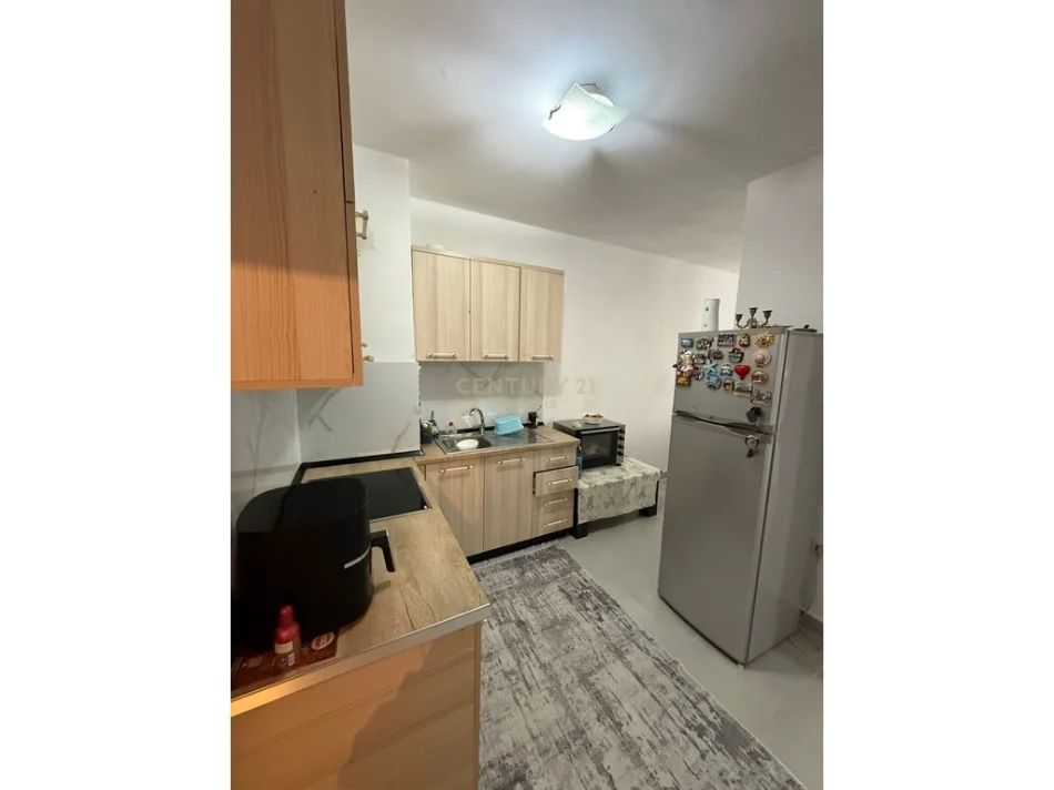 Tirane, shitet apartament 2+1 Kati 2, 100 m² 140.000 € (ne fund te rruges 5 maji)