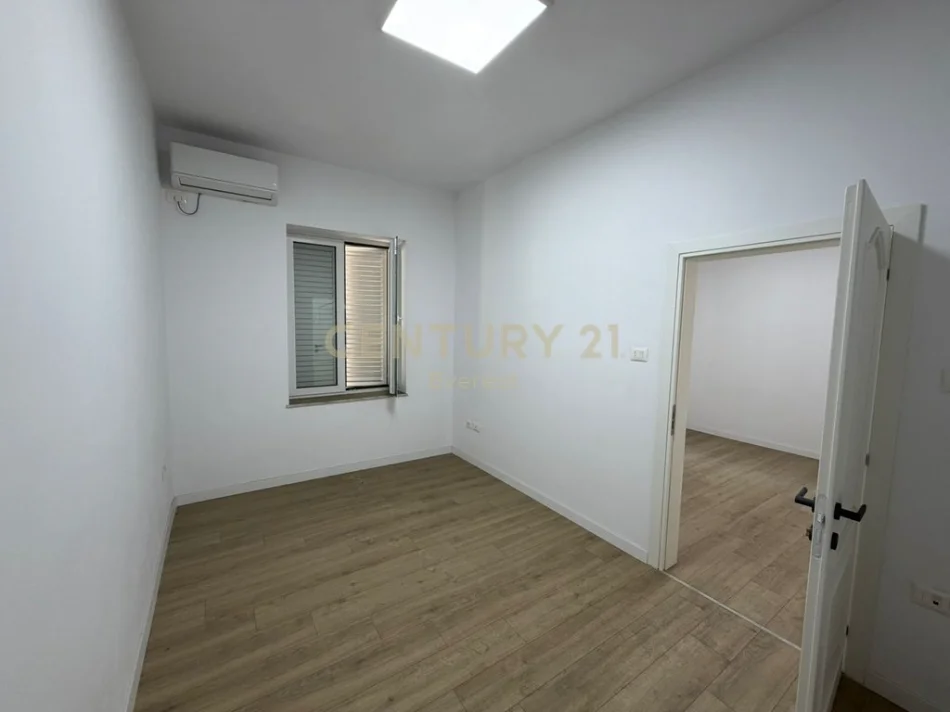 Tirane, jepet me qera zyre Kati 3, 100 m² 1.000 € (Shallvare)