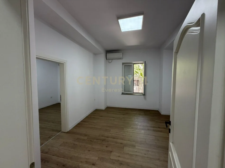 Tirane, jepet me qera zyre Kati 3, 100 m² 1.000 € (Shallvare)