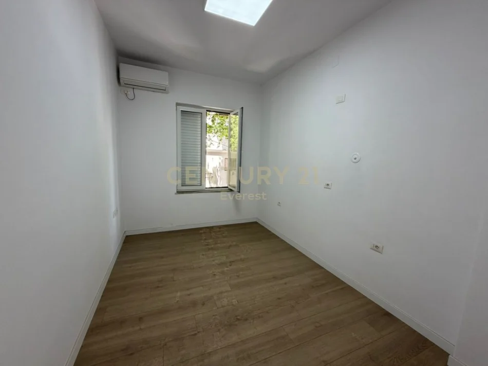 Tirane, jepet me qera zyre Kati 3, 100 m² 1.000 € (Shallvare)