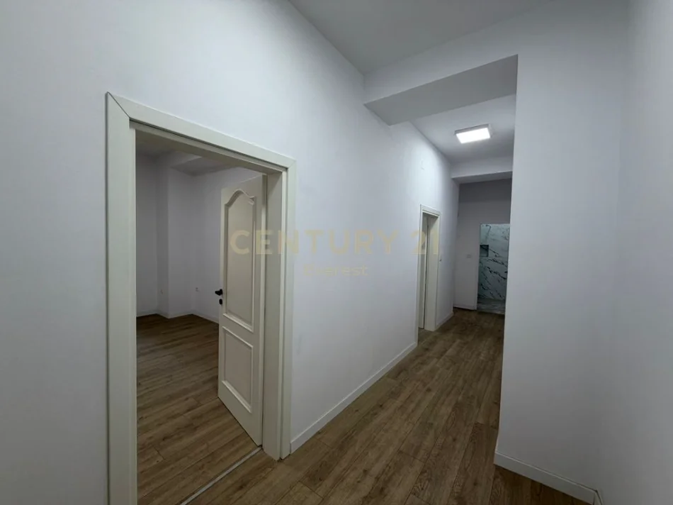 Tirane, jepet me qera zyre Kati 3, 100 m² 1.000 € (Shallvare)
