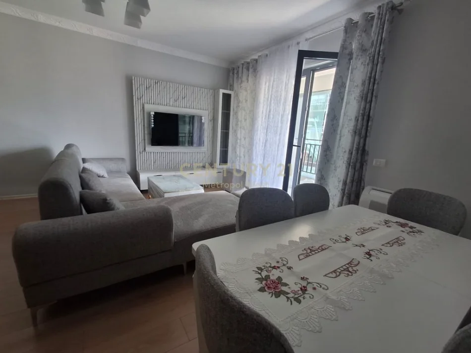 Tirane, jepet me qera apartament 1+1+Ballkon Kati 4, 76 m² 620 € 