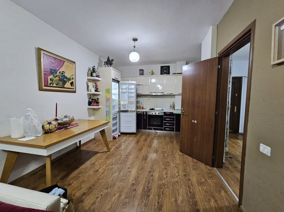 Tirane, jepet me qera apartament 2+1 Kati 4, 92 m² 450 € 