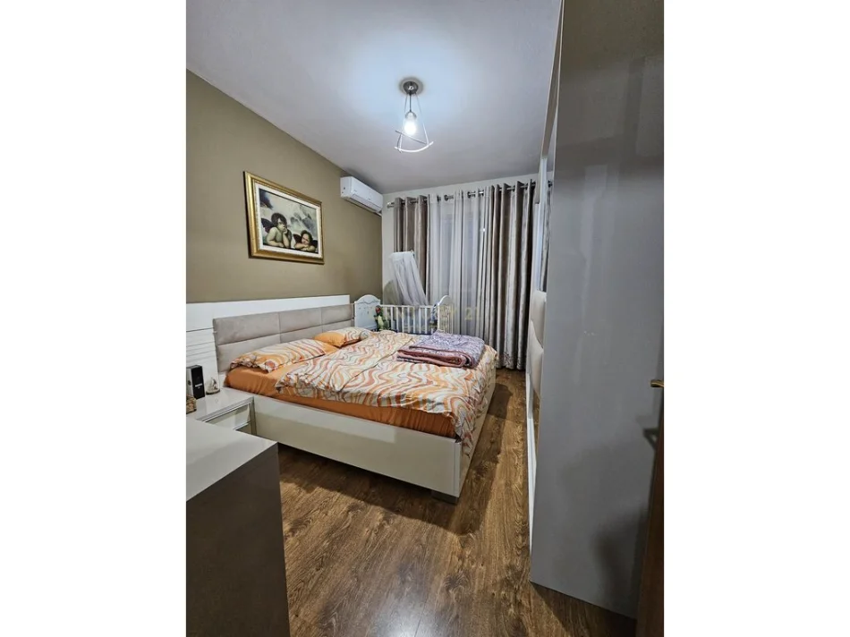 Tirane, jepet me qera apartament 2+1 Kati 4, 92 m² 450 € 