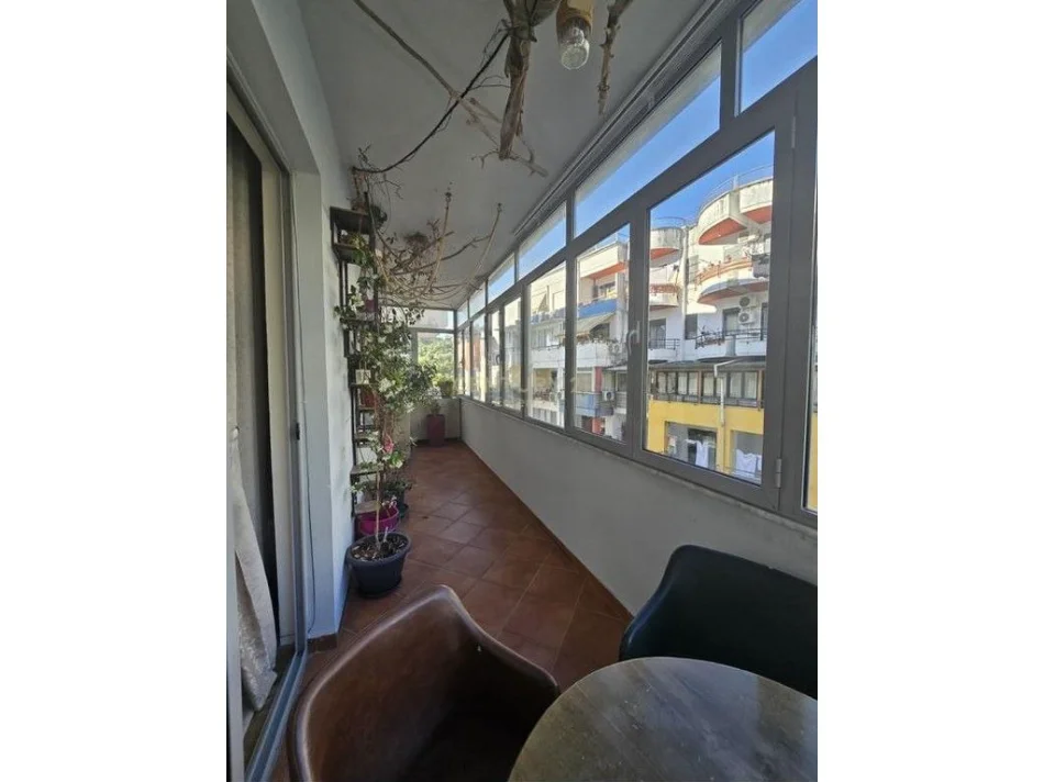 Tirane, jepet me qera apartament 2+1 Kati 4, 92 m² 450 € 