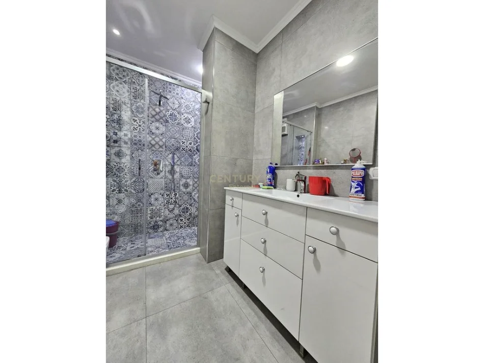 Tirane, jepet me qera apartament 2+1 Kati 4, 92 m² 450 € 