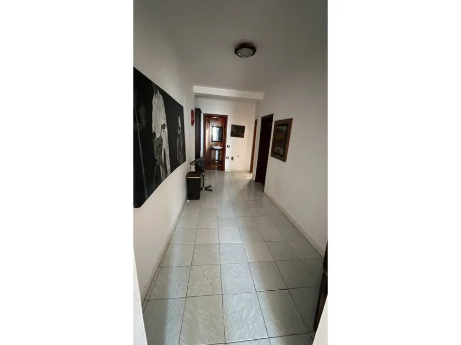 Tirane, jepet me qera apartament 2+1 Kati 3, 200 m² 500 € 