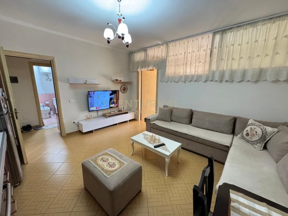 Tirane, jepet me qera 2+1 , 80 m² 450 € 