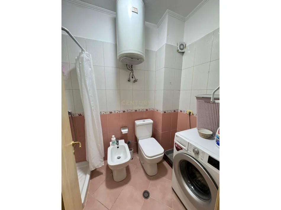 Tirane, jepet me qera 2+1 , 80 m² 450 € 