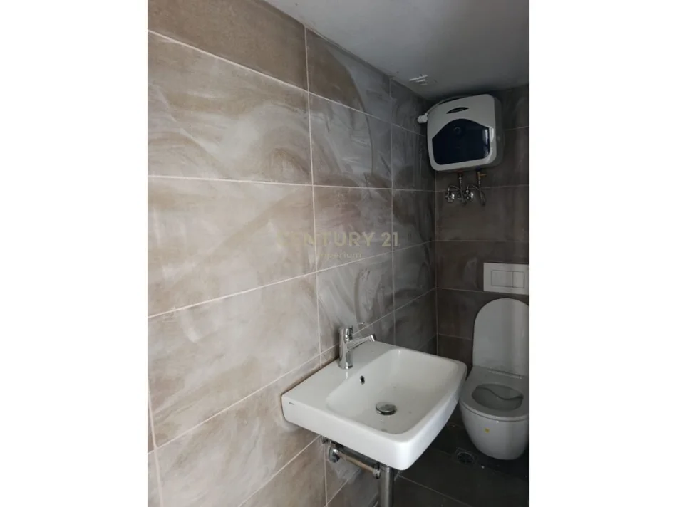 Tirane, jepet me qera ambjent biznesi Kati 0, 20 m² 400 € (bulevardi i ri rruga karl gega)