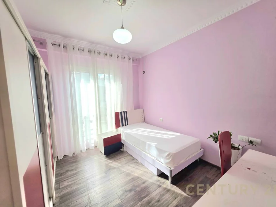 Tirane, shitet apartament 2+1+Ballkon Kati 5, 93 m² 258.000 € (kopshti botanik)