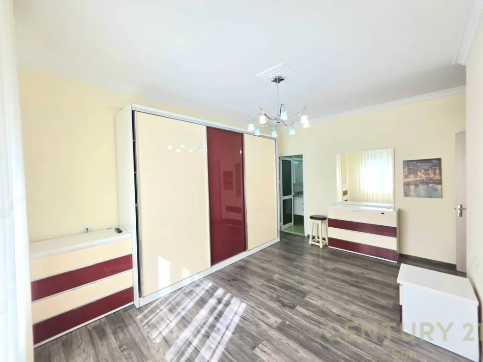 Tirane, shitet apartament 2+1+Ballkon Kati 5, 93 m² 258.000 € (kopshti botanik)