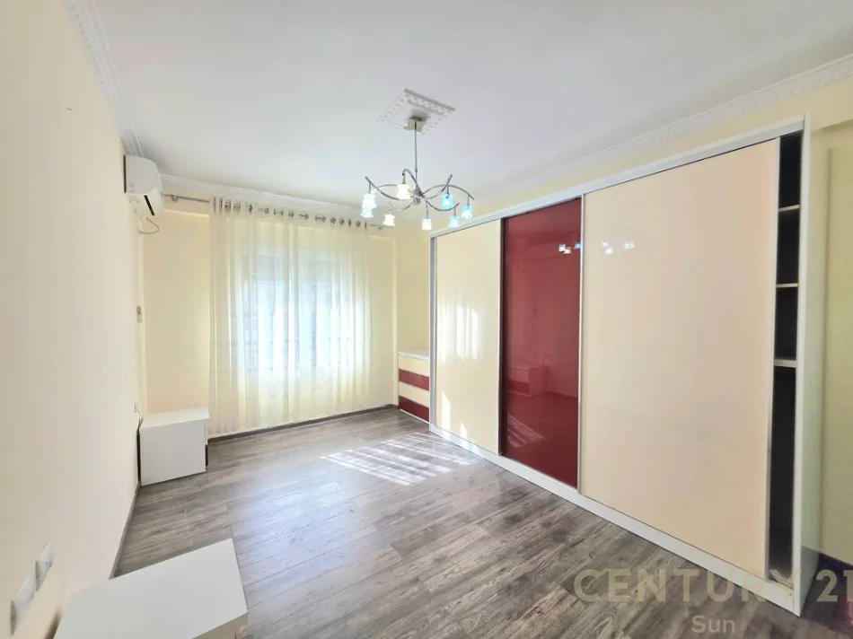 Tirane, shitet apartament 2+1+Ballkon Kati 5, 93 m² 258.000 € (kopshti botanik)