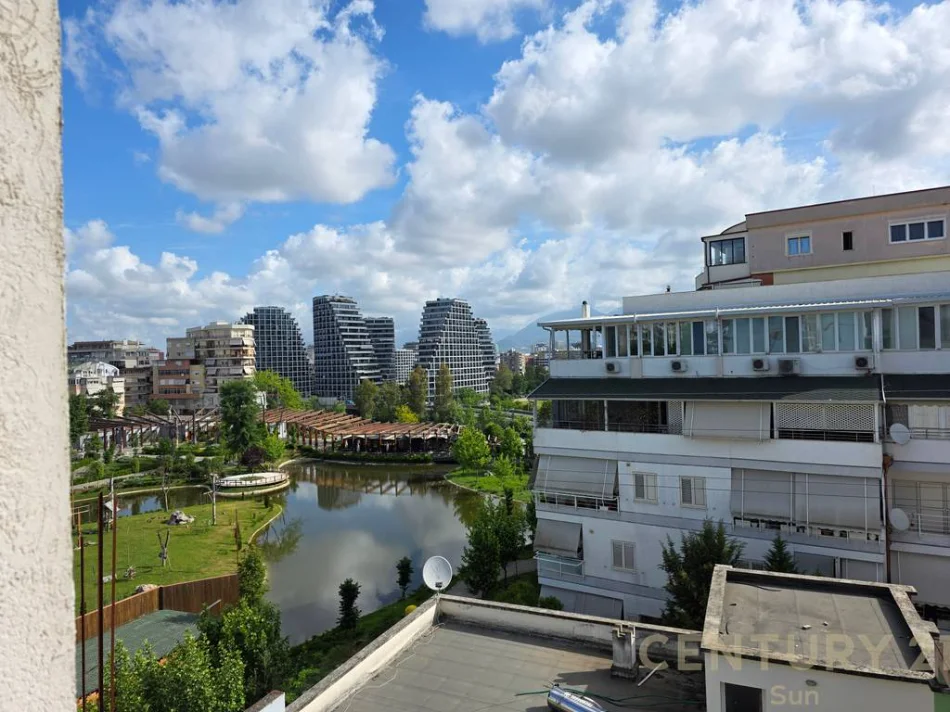Tirane, shitet apartament 2+1+Ballkon Kati 5, 93 m² 258.000 € (kopshti botanik)