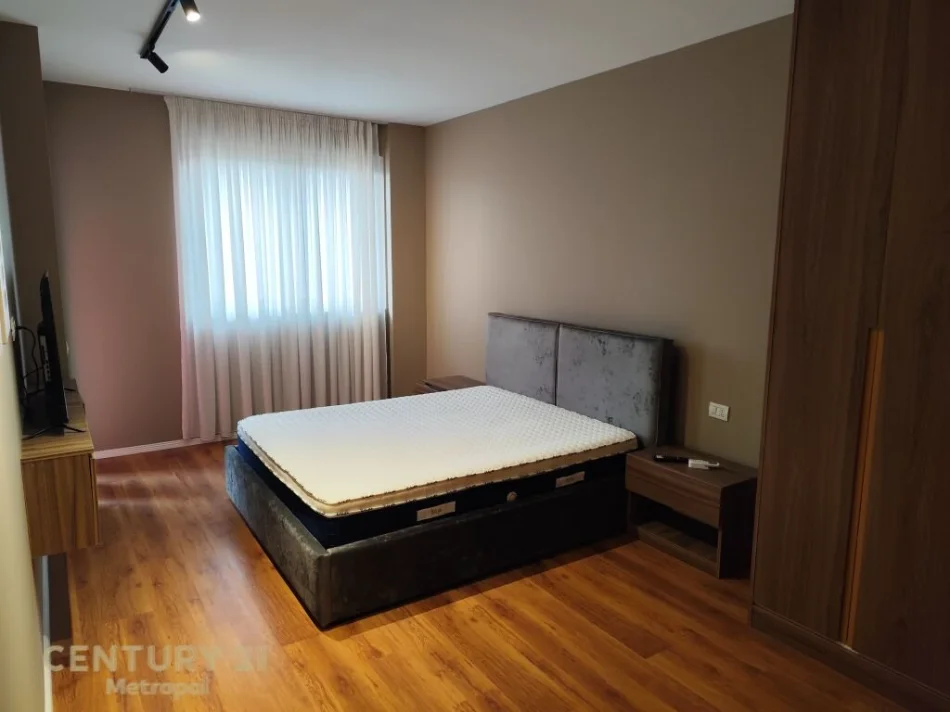 Tirane, jepet me qera apartament 2+1+Ballkon Kati 2, 106 m² 800 € 