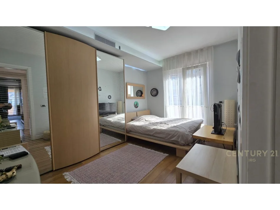 Tirane, jepet me qera apartament 3+1+Ballkon Kati 4, 142 m² 1.600 € (liqeni i thate)