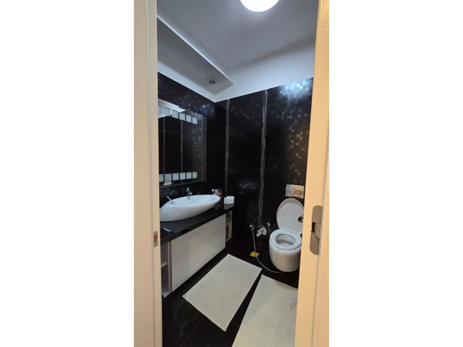 Tirane, jepet me qera apartament 3+1+Ballkon Kati 4, 142 m² 1.600 € (liqeni i thate)