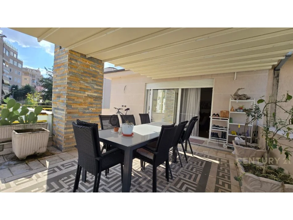 Tirane, jepet me qera apartament 3+1+Ballkon Kati 4, 142 m² 1.600 € (liqeni i thate)