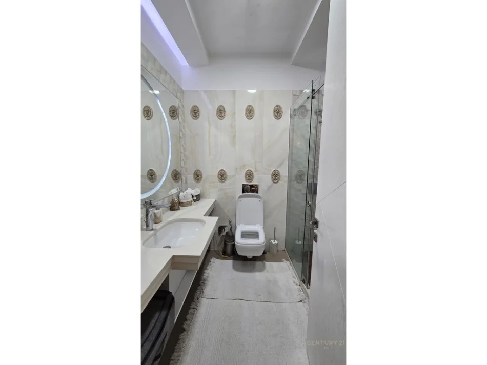 Tirane, jepet me qera apartament 3+1+Ballkon Kati 4, 142 m² 1.600 € (liqeni i thate)