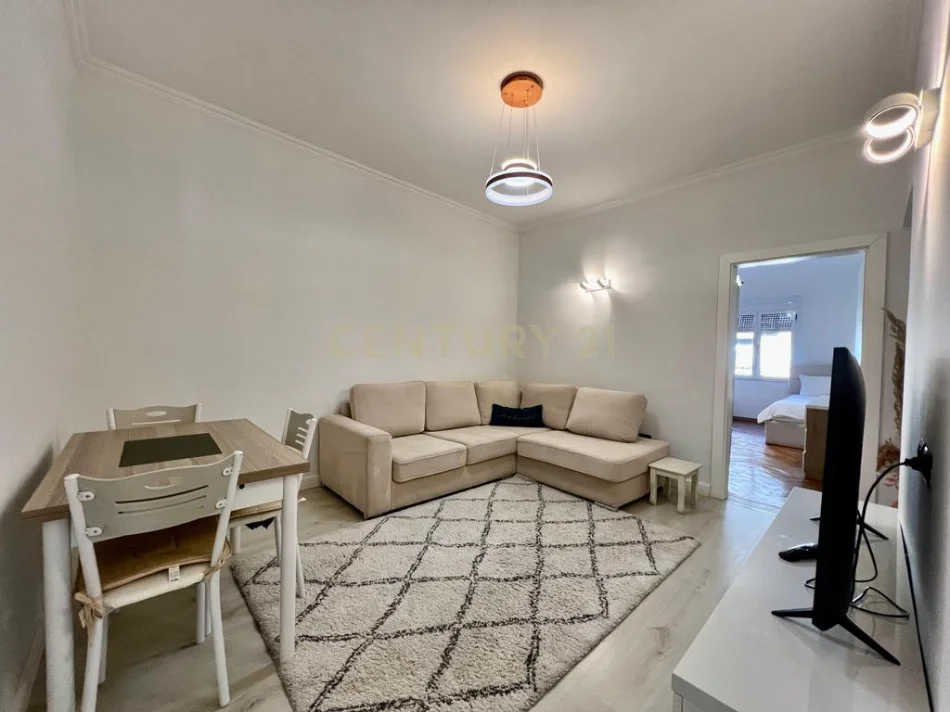 Tirane, jepet me qera apartament 2+1+Aneks+Ballkon Kati 4, 90 m² 950 € (Blloku)